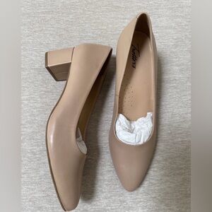 Trotters Women’s Pumps Shoes Beige Leather New Size 10.5 Narrow
